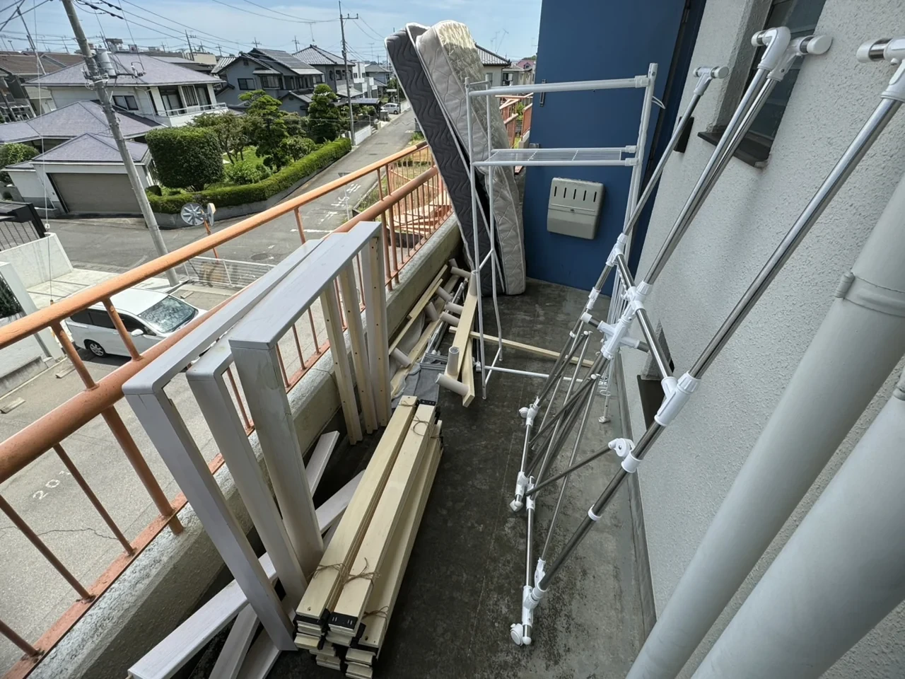 ベランダの不用品をまとめて回収・回収前