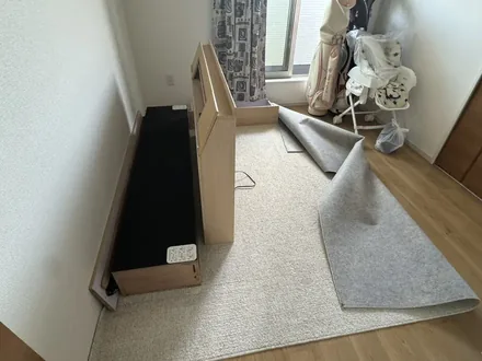 ベッドフレームとラグを回収する前のお部屋